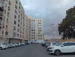شقه للبيع في ف طريق مطار مقابل حي اللنتصار