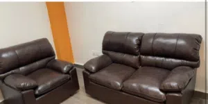 طقم كنب جلد مستعمل بحالة الجديد