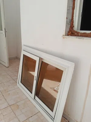 للبيع شباك المنيوم ابيض سحاب مستعمل بحاله ممتازه الزجاج سليم والشباك نظيف وجاهز للتركيب