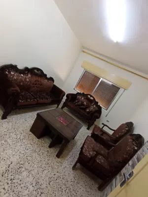 طقم كنب للبيع المستعجل بداعي السفر مع طاوله نص كبيرة و4 صغار
