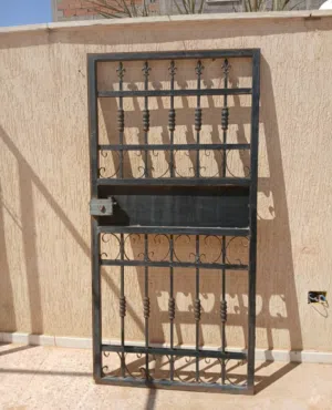 , باب حماية بالقفل تام العرض 1.8.والطول2.3