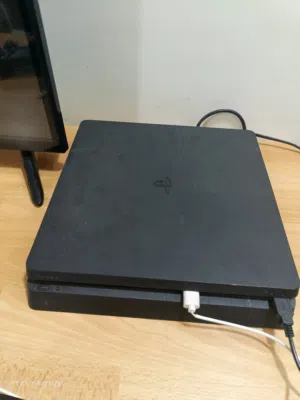 بلاي ستيشن 4 مع ايد وكل الأسلاك للبيع او التبديل ومعاه لعبة فيفا وجيتياي