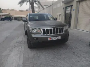 سيارة جيب جراند شروكي 2013  6سلندر ماشي 250 الف السعر 3500دينار وقابل شي بسيط