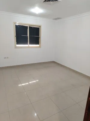 شقه للايجار في ميدان حولي شارع الزبا بجوار الجمعيه مقابل المسجد شاهه غرف صاله حمام مضبخ السعر 220