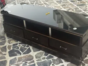 طاولة تلفزيون + خزانة جانبية للبيع بحالة ممتازة