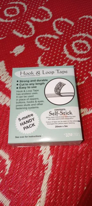 شريط فيلكرو لاصق (Hook & Loop Tape)، ويُعرف شعبياً باسم اللزق السحري