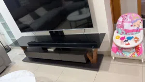 طاولة تلفزيون ثقيله