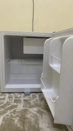 ثلاجه صغيره للبيع نظيفه جدا بسعر رخيص