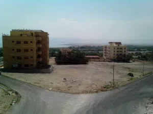 ارض في سويمه البحر الميت مساحه 1078 متر على3 شوارع مطله على البحر