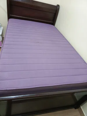 يوجد سرير حطب صناعه بحرينيه بحاله جدا جدا جدا ممتازة شبه جديدة استعمال فترة قصيرة سعر 40 دينار