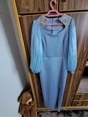 فستان  لبسه وحده سايز 40  بلبس من وزن 50 لا 60