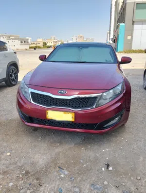 سيارة كيا اوبتيما 2012 موديل LX أحمر بحالة ممتازة للبيع مع مواصفات أوروبية