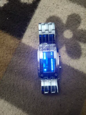 ساعه ديجيتال رقميه تناظريه بالكامل فاخره جداً جديده غير مستعمله نهائي للبيع