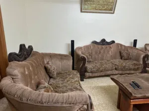 كنبايات للبيع بسعر مغري وقابل للتفاوض مع طاولة تلفزيون
