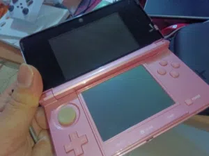 جهاز نينتيندو 3DS مهكر مع شاحنة اصلية، و جنطة لطيفة.