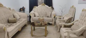 كنب خشب بلوط بحالة ممتازة استعمال خفيف للبيع