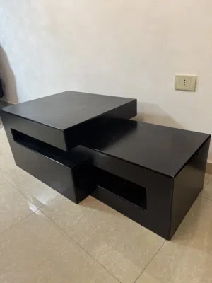 طاولة خشب وسط لون أسود