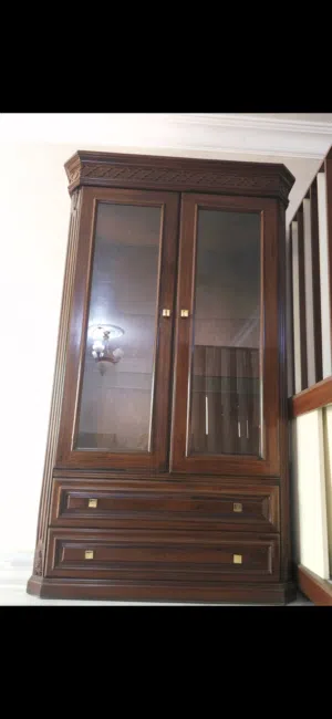فضيه خشب زان ثقيل لون بني بحالة ممتازه للبيع في عمان / طبربور قابل للتفاوض بشيء بسيط