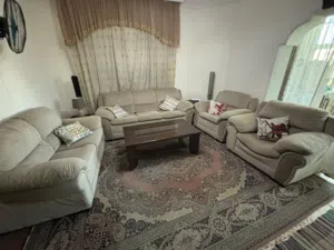 طقم كنب مستعمل للبيع (بحالة جيدة جدا) + طاولة وسطية