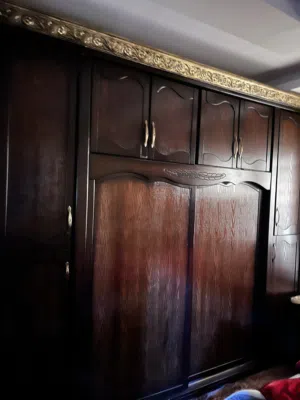 خزانة خشب لاتي وزان مقابل للمفاوضة