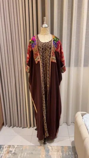 جلابية بيشت بني ومطرزة بالذهبي