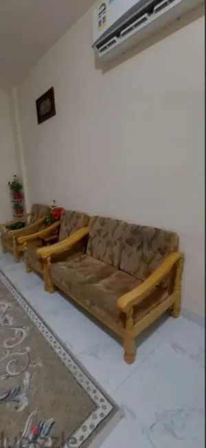 Sofa set 2+1+1 sofa,1 three seater sofa URGENT SALEطقم كنب مكون من كنبة 2+1+1، وكنبة ثلاثية المقاعد