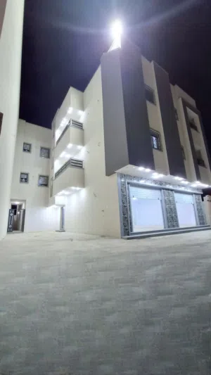 عمارة سكنية تحتوي على 8شقق مؤجرات كل شقة بها حمامان وثلاث غرف ومطبخ وصالة محلات على القطران تصنيف R2