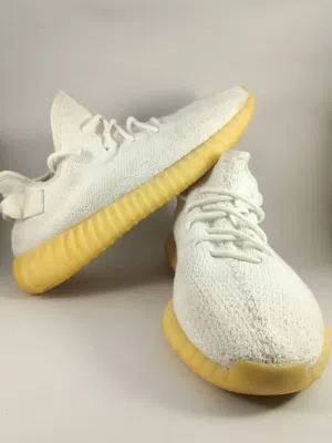 بوت Adidas Yeezy Boost أبيض – مريح جدًا – مستخدم بحالة ممتازة