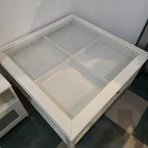 طاولة جانبية