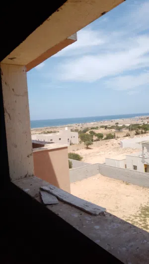 شقة ملك عقد بيع وشراء عل بحر بصبراته . نسبية تشطيب 85%