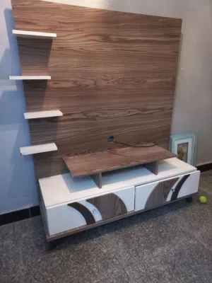 ميز تلفزيون  شاشة وبيه رفوف ومجرات