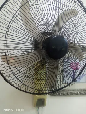 مروحة حائط بحالة ممتازة