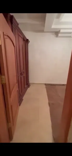 شقة سكنية أو  خدمية ايجار بن عاشور الدور أرضي  شارع المعدات  2 غرف حمام مطبخ وسط حوش