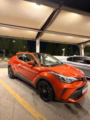 تويوتا C-HR 2020 هايبرد لون كرميدي مميز، فحص كامل مرفق بالصور، سيارة SUV مستعملة بحالة ممتازة