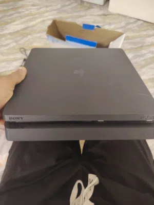 بلي PS4 للبيع جهاز نضيف كلش كامل ملحقاته