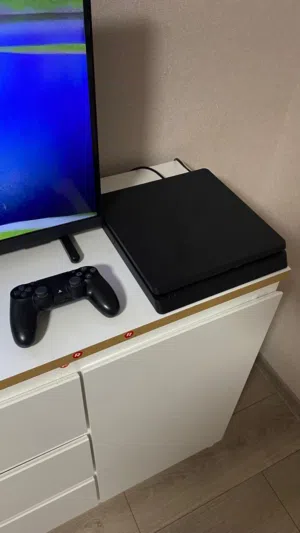 بلايستيشن 4 مستعمل نظيف يتم فحص الجهاز قبل البيع للتأكد البرمجه المساحه 1000
