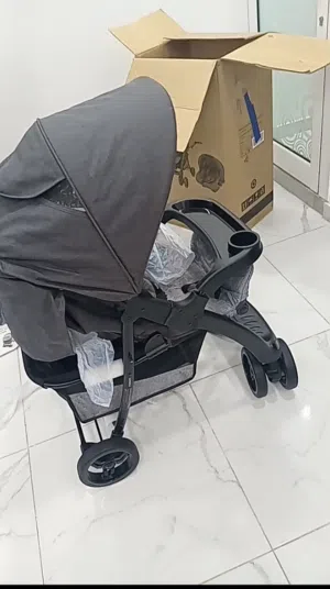 عربة الأطفال جديده في الكرتون لم تستخدم سوى مره واحده تشبه إلى حد كبير موديلات من ماركة Juniors،