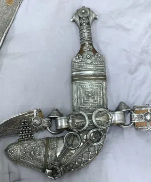 للبيع خنجر سعيدية vip بقرن زراف أفريقي أصلي وحزام فضّة ممتاز وقياس 6 الا ربع للبيع
