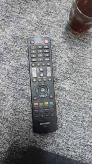 شاشه شارب نضيفه مش سمارت 50 بوصه معها ريموت