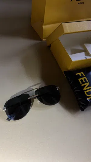 نظارة FENDI  اصلية مع الكرت ومع البوكس كامل مستعملة شبه الجديده