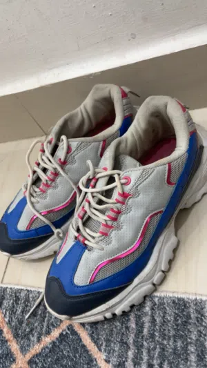 حذاء رياضي