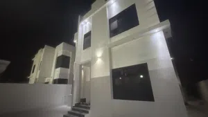 فلة للبيع في بركاء الرميس على طريق الباطنة الساحلي مقابل التحلية