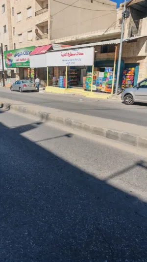 محل تجاري 3طوابق اسمنتية ودرج اسمنتي ومبللطة للإيجار