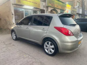 نيسان فيرسا 2011 فضي مكينة 2000 سي سي هاتشباك مرخصة مع تأمين وميزات حديثة