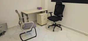 مكتب مع  2 كرسيين للبيع