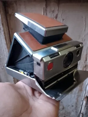 كاميرا SX70 تصوير فوري من السبعينيات بحالة جيدة ولا اعلم كيفية تشغيلها