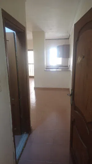 شقه طلابيه للايجار غير مؤثثه 3 غرف نوم صغيره