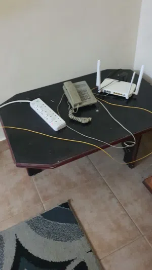 طاولة اللون اسود
