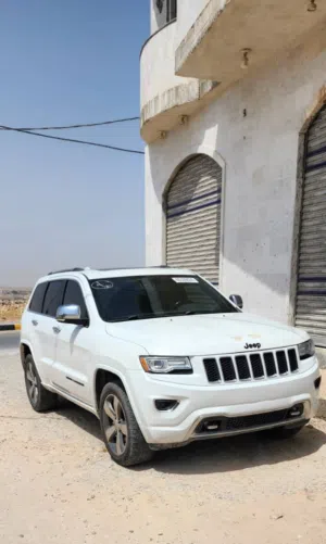 للبيع جيب جراند شيروكي أوفرلاند 2015 – فل كامل. • اللون: أبيض. • الفئة: Overland. • المحرك: 6 سلندر