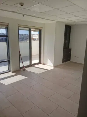 مكتب للإيجار – رووف مع تراس